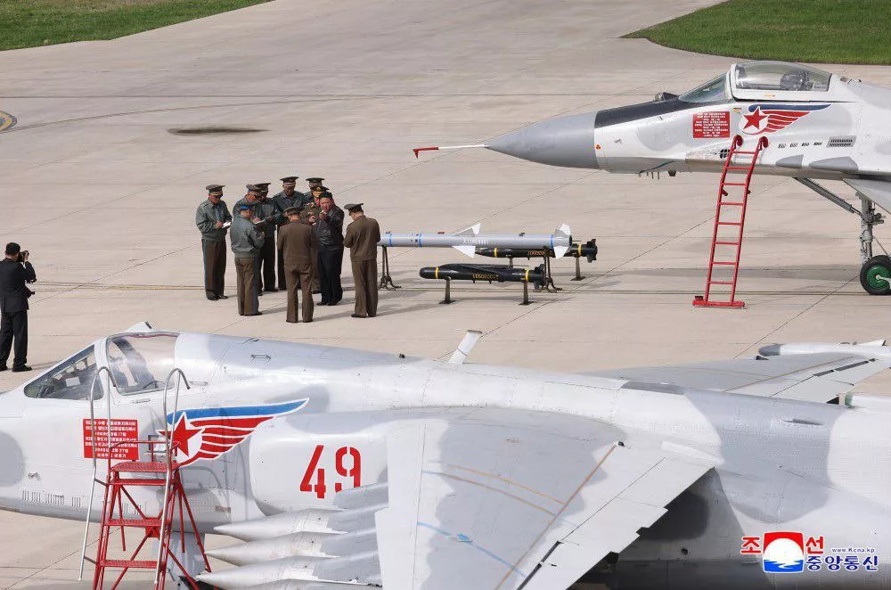 Во время визита Ким Чен Ын в 1-ю Гвардейскую военно-воздушную дивизию были продемонстрированы три образца новых штатных авиационных средств поражения