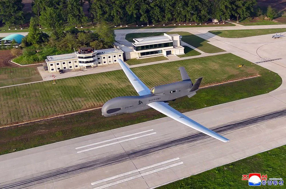 Во время визита Ким Чен Ын в 1-ю Гвардейскую военно-воздушную дивизию были продемонстрированы три образца новых штатных авиационных средств поражения