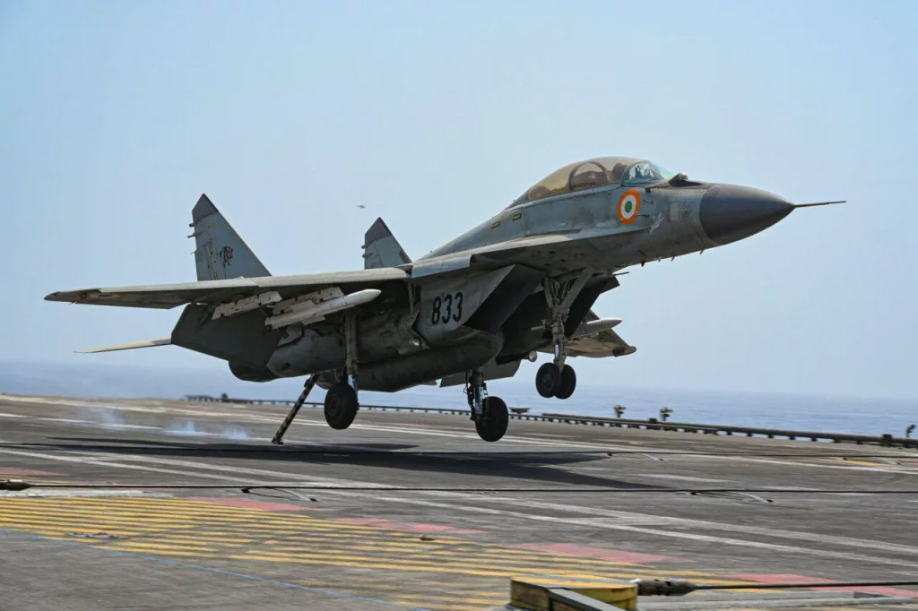 В Индийском ВМС эскадрилья INAS 303 - Black Panthers (Черные пантеры) работающие на палубных истребителях МиГ-29К(КУБ) отмечают свое 12-летие со дня образования (11.05.2013), базируются на авиабазе Ганза (Даболим) в Гоа