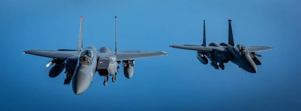 Истребители Boeing F-15E Eagle ВВС США во время боевого патрулирования в Красном море. Наши дни