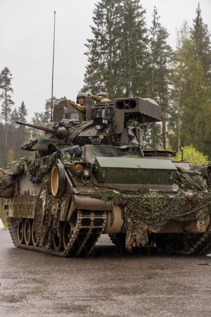 Боевые машины пехоты M2A4 «Bradley» 7-го кавалерийского полка, 1-й бронетанковой бригадной боевой группы, 3-й пехотной дивизии армии США в течение последних нескольких недель принимали участие в учениях Hedgehog 25 в Эстонии