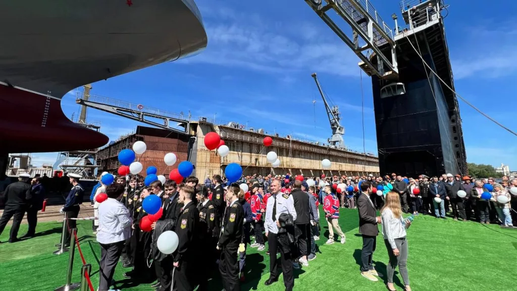 ОСК рапортует что первый из двух строящихся десантных кораблей (БДК) проекта 11711 с улучшенными характеристиками "Владимир Андреев" сегодня был спущен на воду