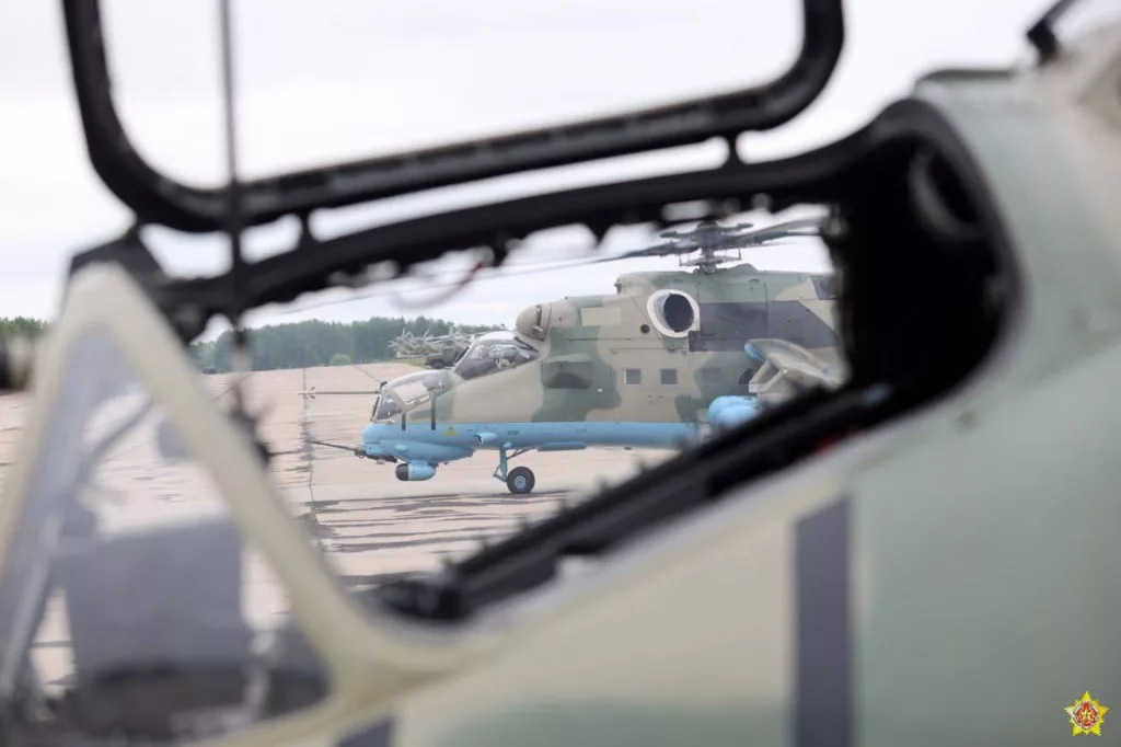 Вслед за многоцелевыми истребителями Су-30СМ2, ВВС Республики Беларусь вчера получили очередные новые транспортно-боевые вертолёты Ми-35М оснащенные комплексом БКО Л-370 «Витебск»