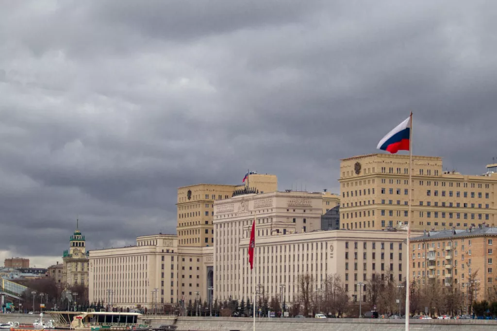 ВС РФ поразили объекты инфраструктуры военных аэродромов на Украине, сообщили в Минобороны