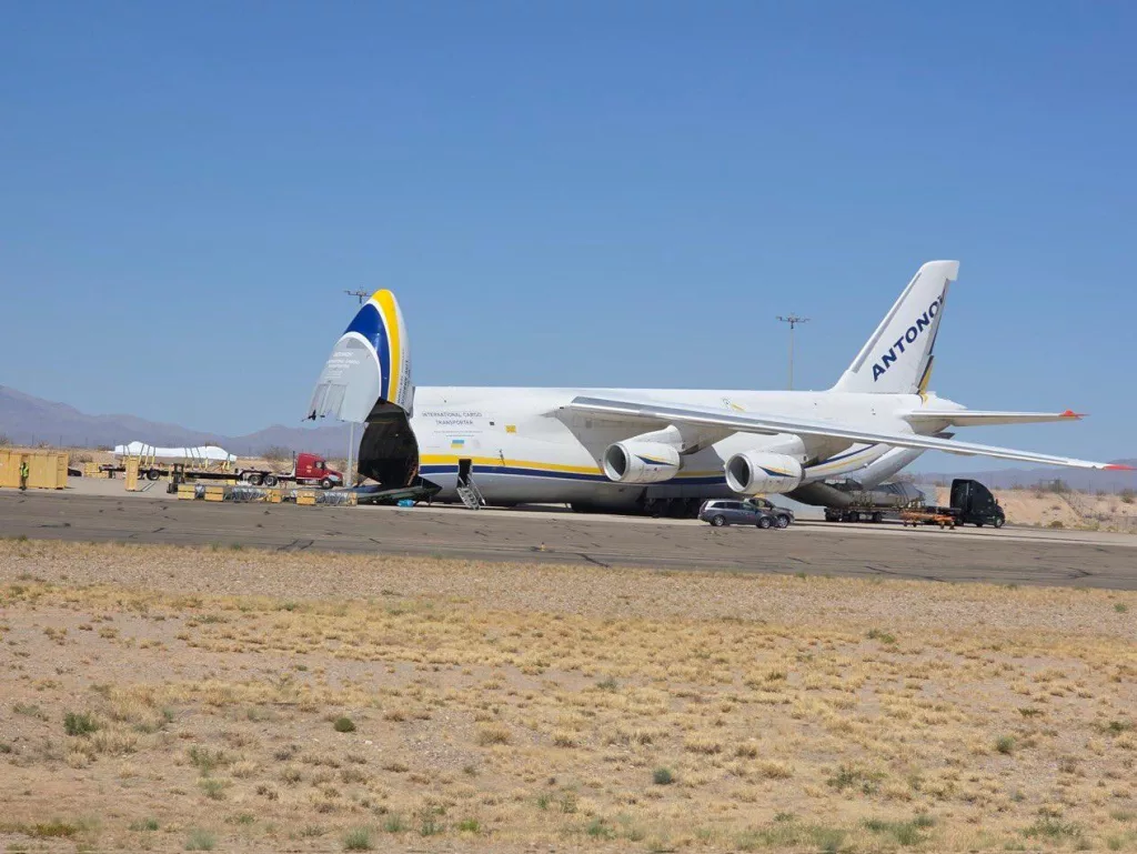 26 апреля украинский Ан-124 с борта UR-82027 был замечен в аэропорту американского Тусона — всего в нескольких милях от авиабазы Дэвис-Монтен, где располагается одно из крупнейших «кладбищ» списанных самолётов США