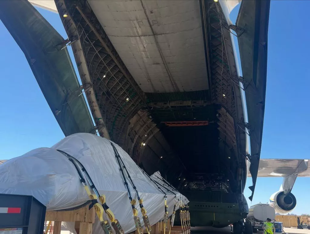 26 апреля украинский Ан-124 с борта UR-82027 был замечен в аэропорту американского Тусона — всего в нескольких милях от авиабазы Дэвис-Монтен, где располагается одно из крупнейших «кладбищ» списанных самолётов США