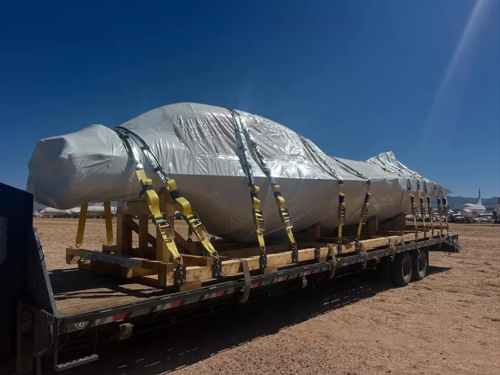 26 апреля украинский Ан-124 с борта UR-82027 был замечен в аэропорту американского Тусона — всего в нескольких милях от авиабазы Дэвис-Монтен, где располагается одно из крупнейших «кладбищ» списанных самолётов США