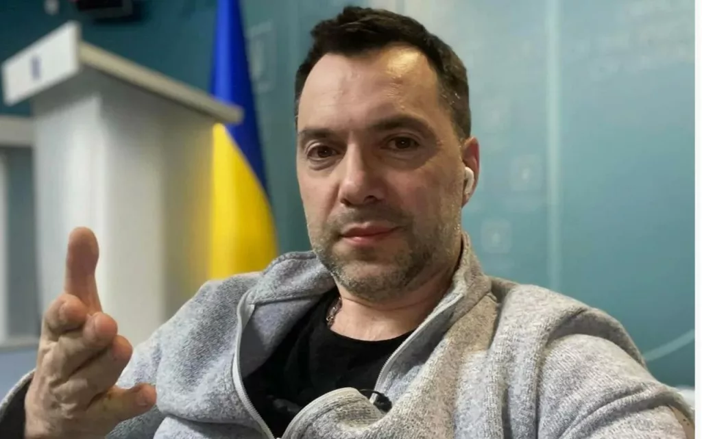 От советника до врага: Зеленский ввел санкции против Арестовича*