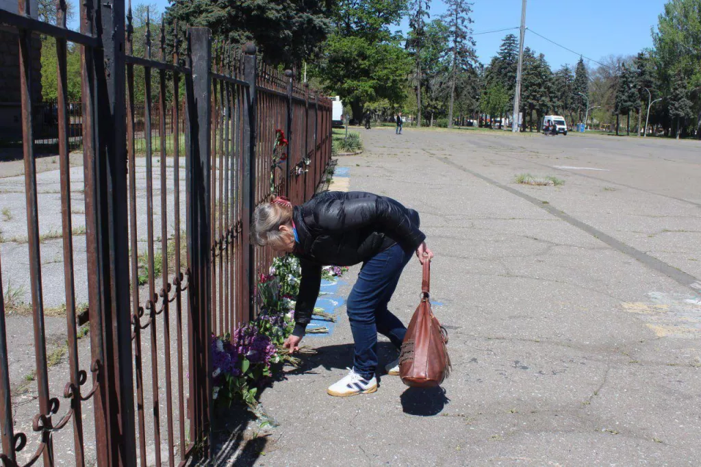 В день годовщины трагический событий 2 мая 2014 года в Одессе жители города приходят возлагать цветы на Куликово поле