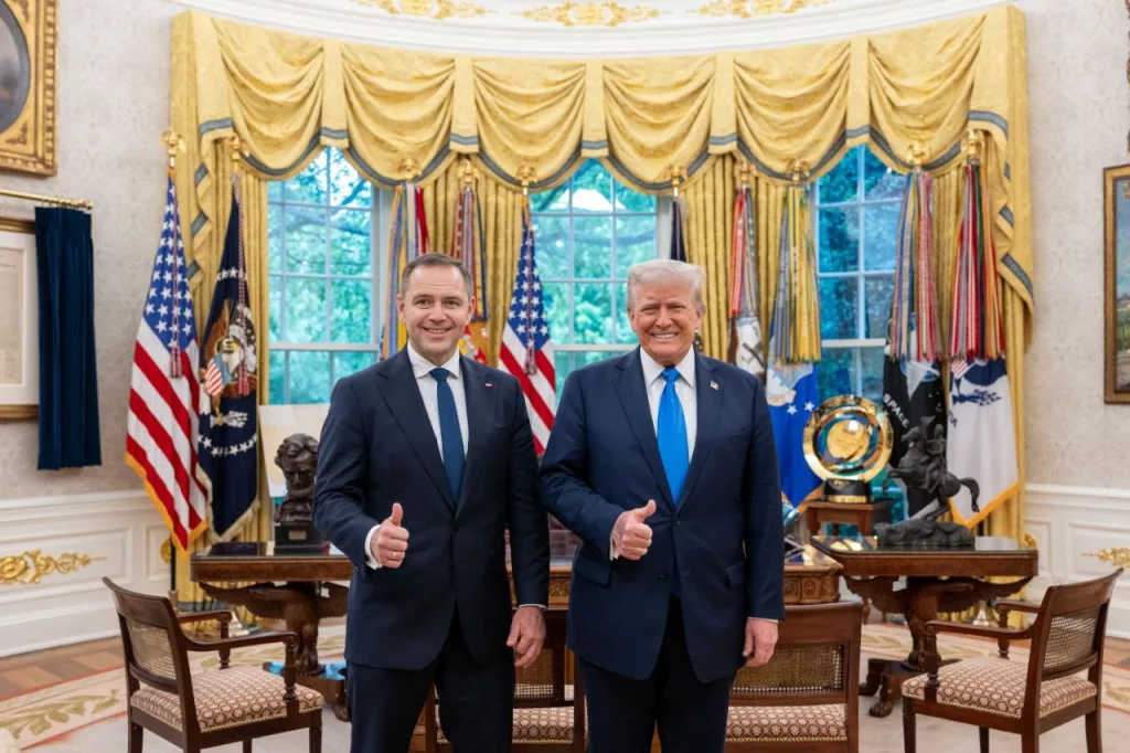 Трамп принял в Белом доме кандидата в президенты Польши националиста Кароля Навроцкого, который вчера также принял участие в Национальном дне молитвы США