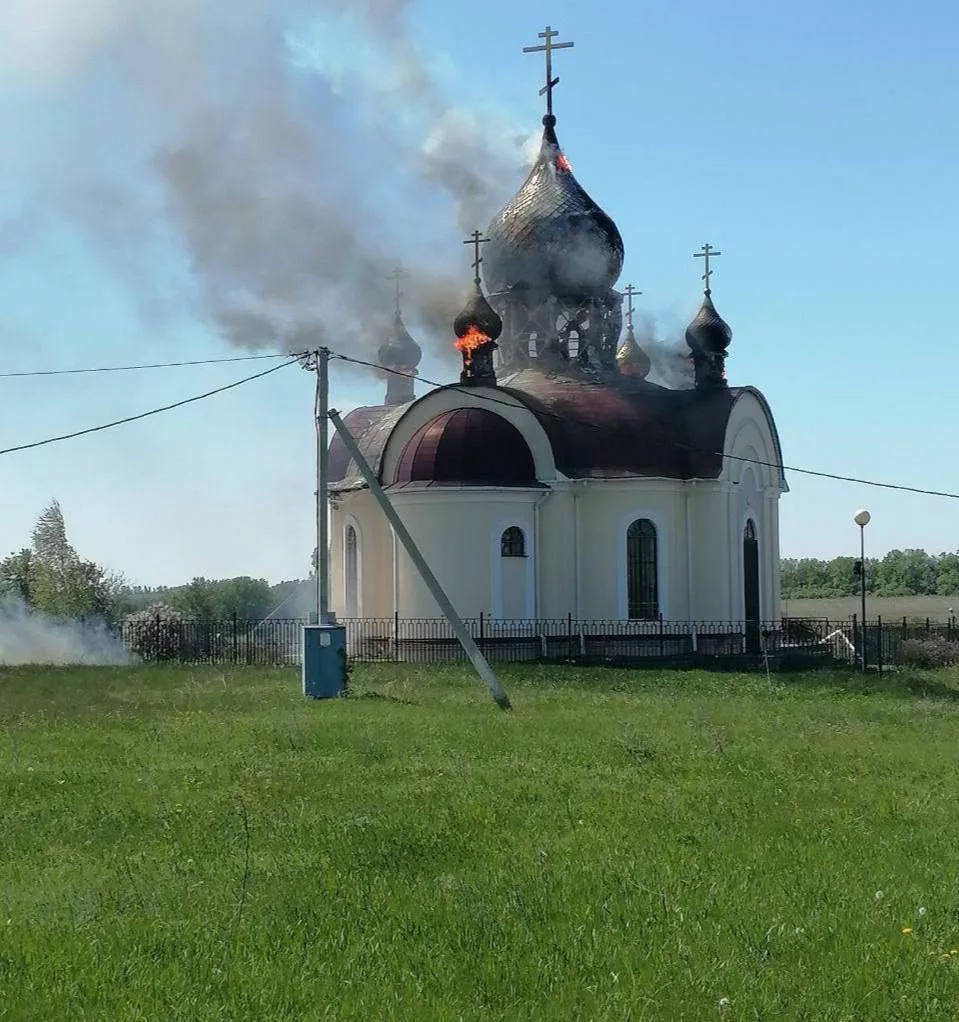 Беспилотники атаковали храм Георгия Победоносца в Белгородской области. Загорелись купола