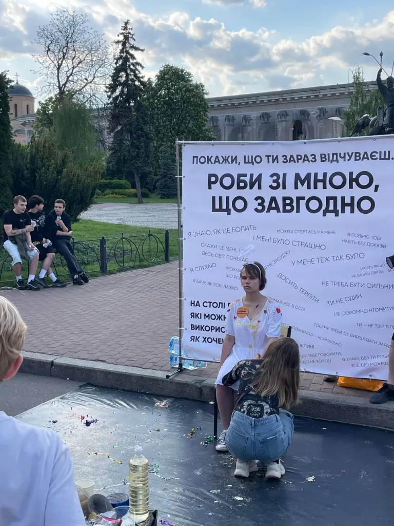 «Деградация общества»: На Украине унижают девушку под видом эксперимента
