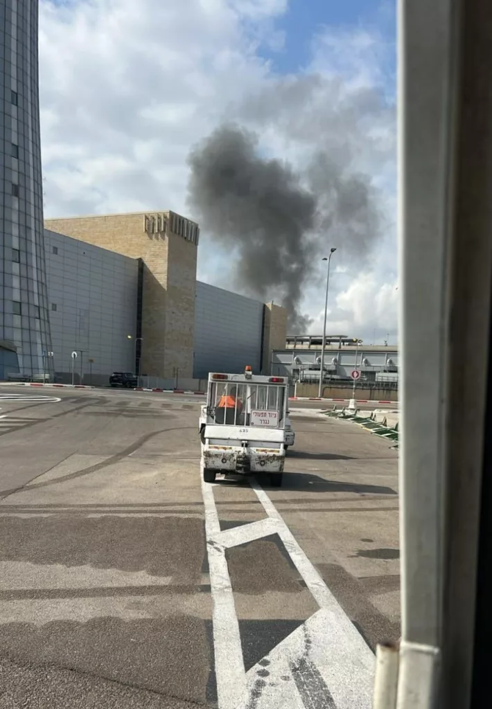 Дым, осколки, отмена вылетов — ракета хуситов упала возле Международного аэропорта в Тель-Авиве