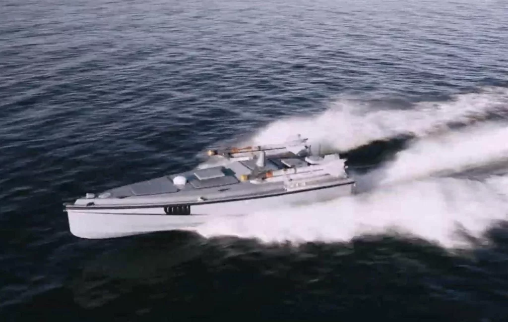 Украина показала новую версию морского беспилотного катера Magura — модификацию V7, оснащённую американскими ракетами AIM-9 Sidewinder. Это ракеты класса «воздух-воздух» с тепловым наведением