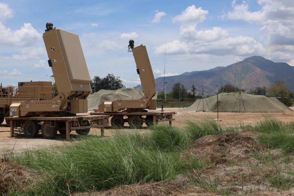 28 апреля армия США в рамках учений «Balikatan-2025» провела первые испытания системы высокомощной микроволновой энергии IFPC-HPM для борьбы с роями дронов в Индо-Тихоокеанском регионе, а именно на Филиппинах