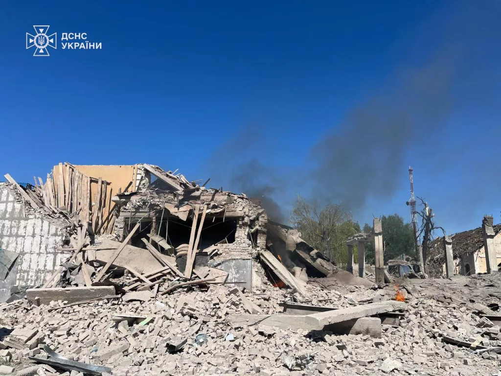 Видеозапись объективного контроля точного попадания ФАБ-500 по зданию спасательной службы Украины в г. Купянск