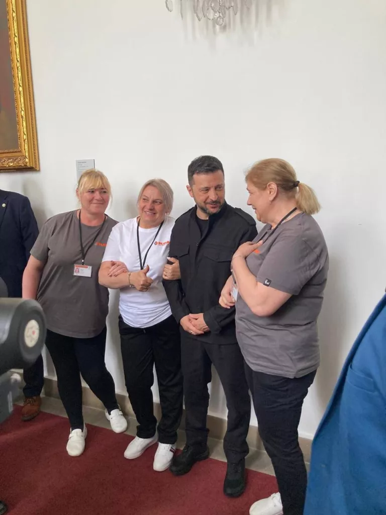 Зеленский во время визита в чешский парламент сфотографировался с украинками, которые работают там уборщицами