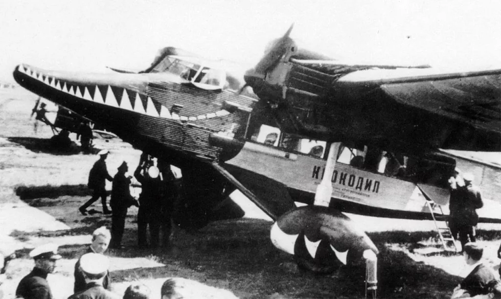 Бомбардиро Крокодило придумали ещё в СССР: в 1935 году появился агитационный самолёт-крокодил