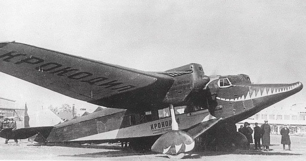 Бомбардиро Крокодило придумали ещё в СССР: в 1935 году появился агитационный самолёт-крокодил