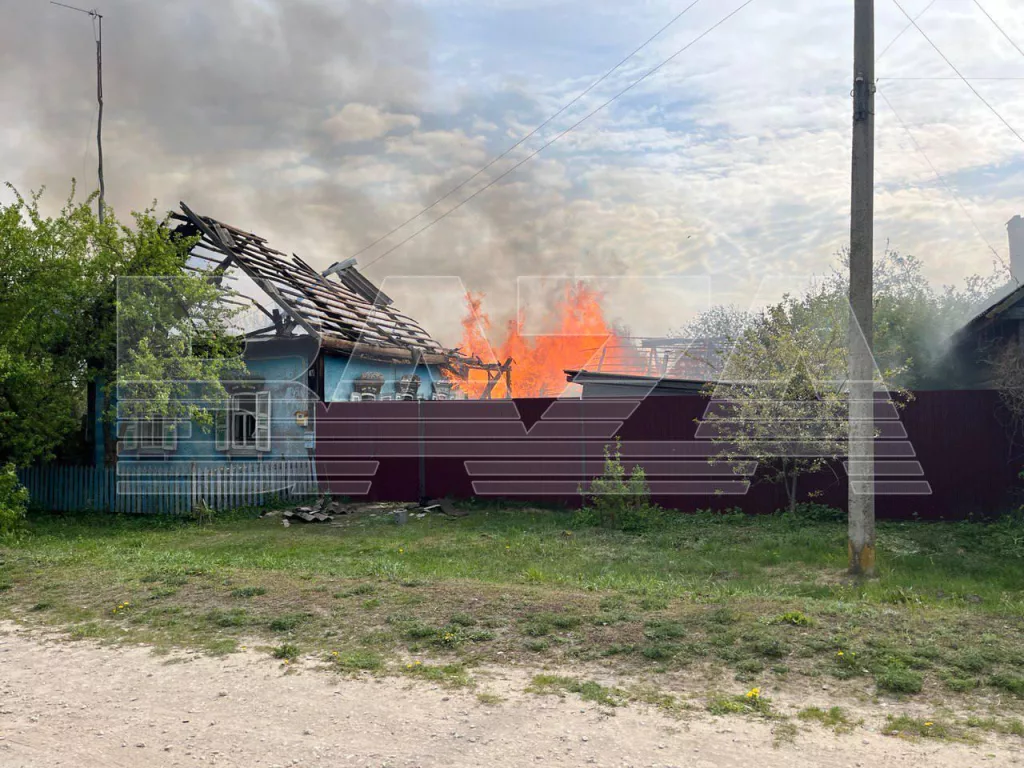 Почти всё село в Брянской области сгорело после атак беспилотников ВСУ. Из-за постоянных воздушных угроз жильцам уцелевших домов сложно получить помощь