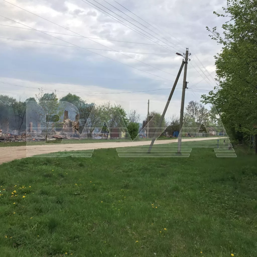 Почти всё село в Брянской области сгорело после атак беспилотников ВСУ. Из-за постоянных воздушных угроз жильцам уцелевших домов сложно получить помощь