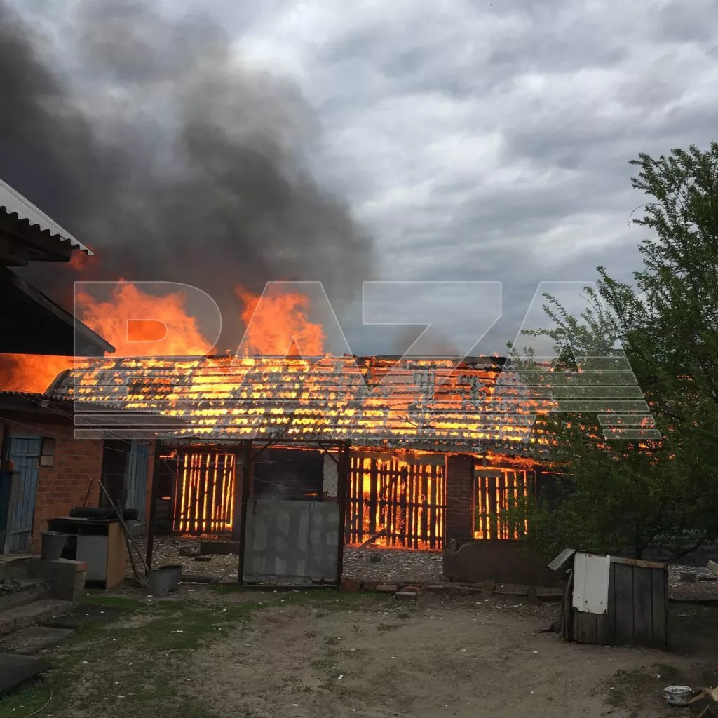 Почти всё село в Брянской области сгорело после атак беспилотников ВСУ. Из-за постоянных воздушных угроз жильцам уцелевших домов сложно получить помощь