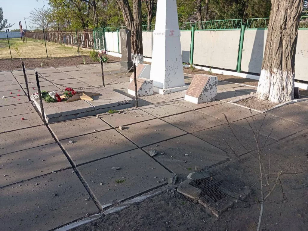 Ко Дню Победы – удар по памяти: ВСУ обстреляли памятник героям ВОВ
