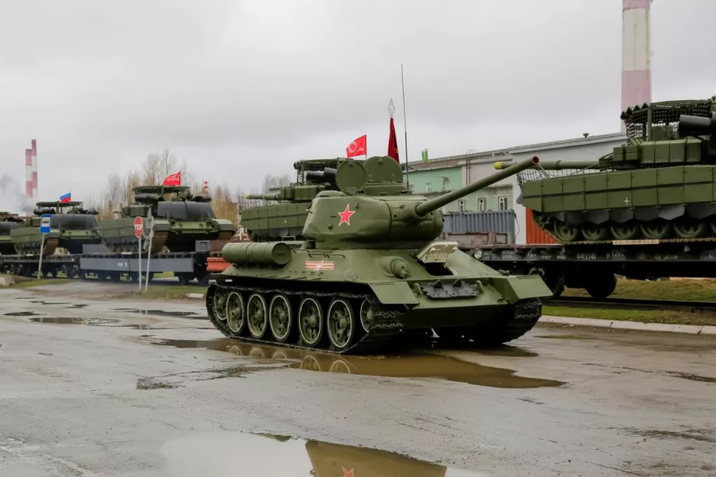Очередная партия новых Т-90М и Т-72Б3 с "Реликтом" и лопухами, отправленная на фронт "УралВагонЗаводом"