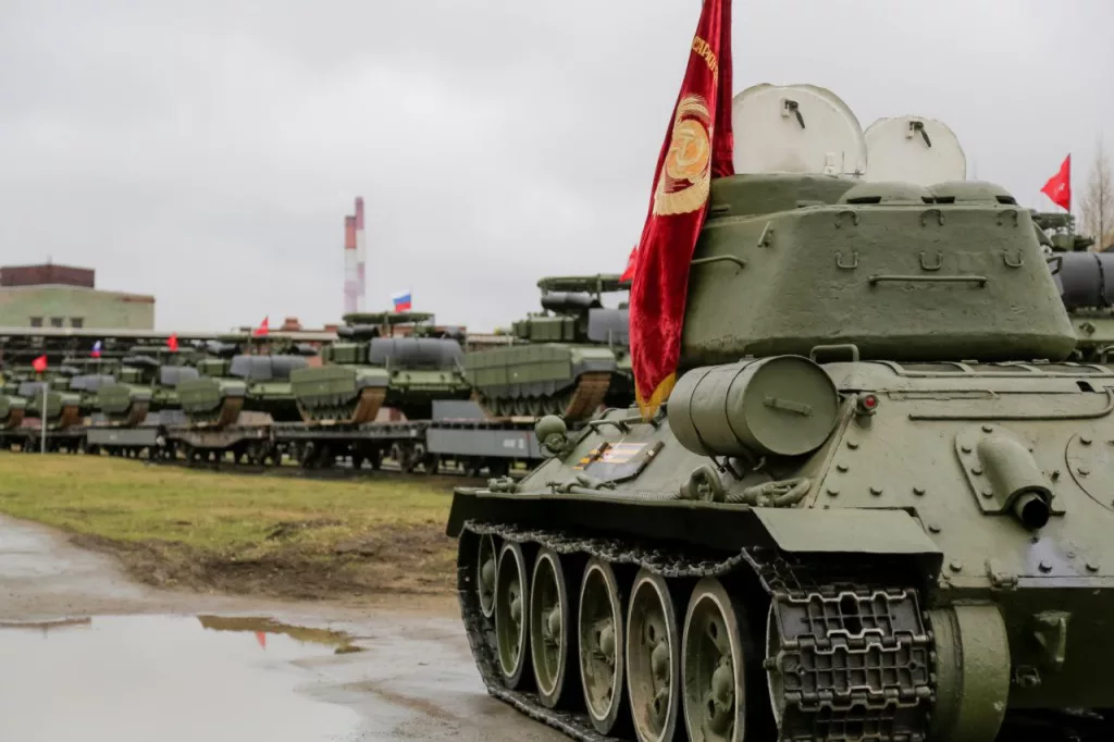 Очередная партия новых Т-90М и Т-72Б3 с "Реликтом" и лопухами, отправленная на фронт "УралВагонЗаводом"