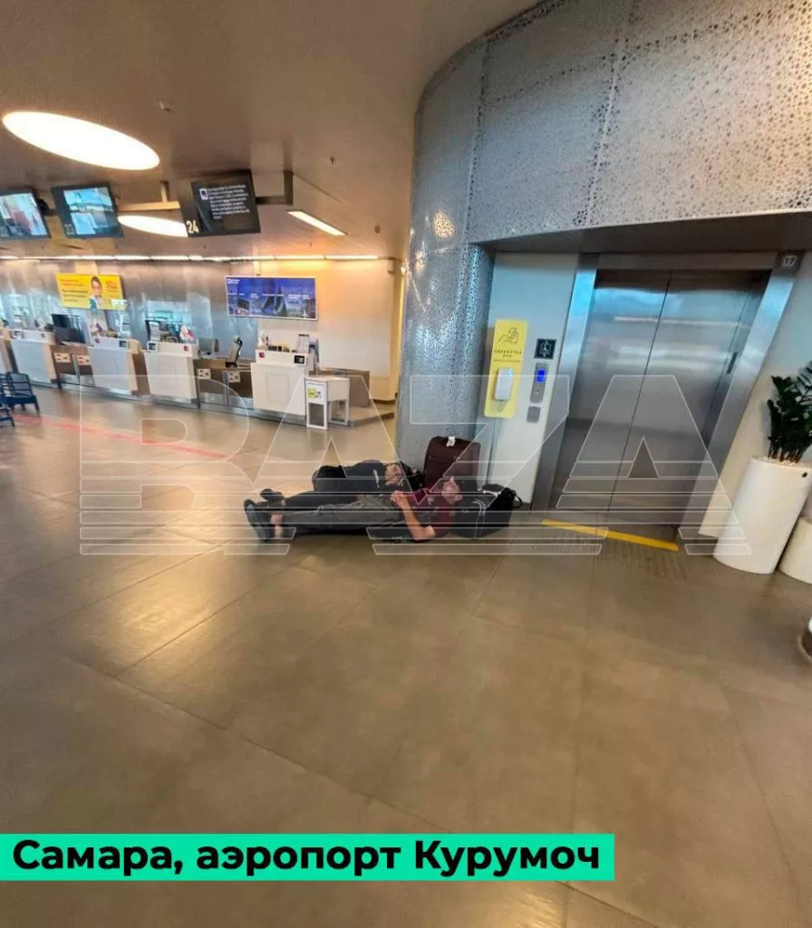 В российских аэропортах многочасовые задержки рейсов из-за закрытия московских аэропортов в связи с атакой беспилотников