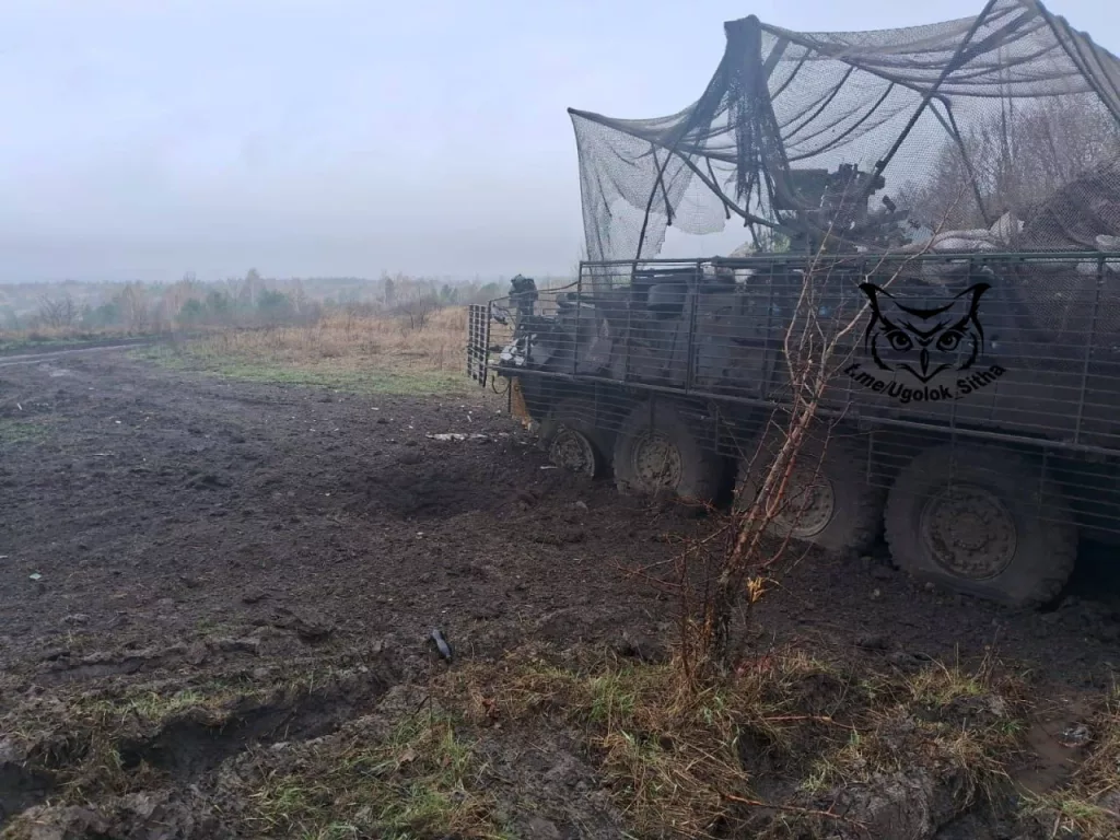 Получивший повреждения после обстрела американский БТР М1126 Stryker в Сумской области