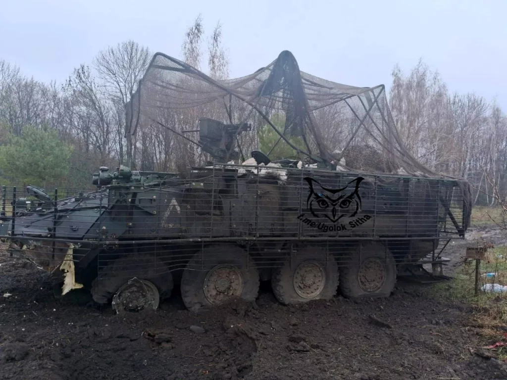 Получивший повреждения после обстрела американский БТР М1126 Stryker в Сумской области