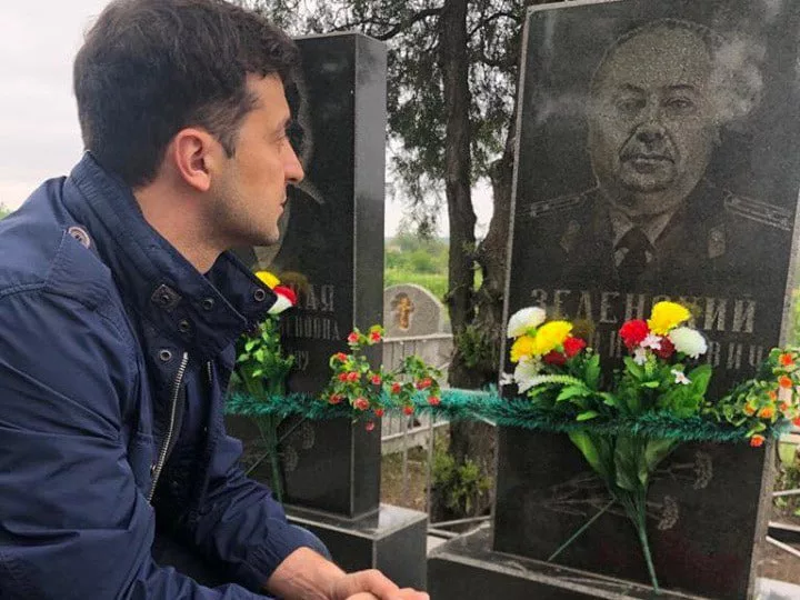 Дед Зеленского сражался за марганец, который внук передал США