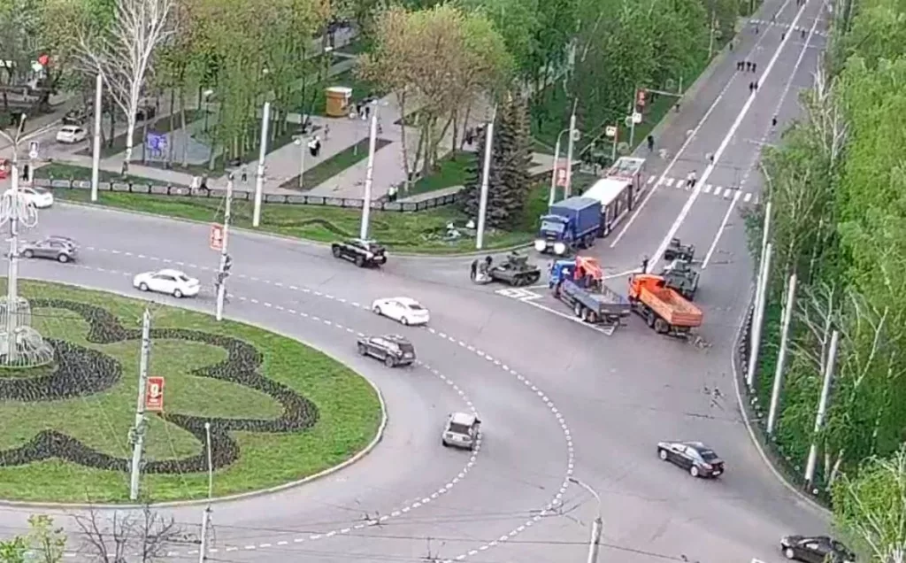 Легкий советский танк Т-26 разулся перед репетицией парада в Стерлитамаке, Республика Башкортостан