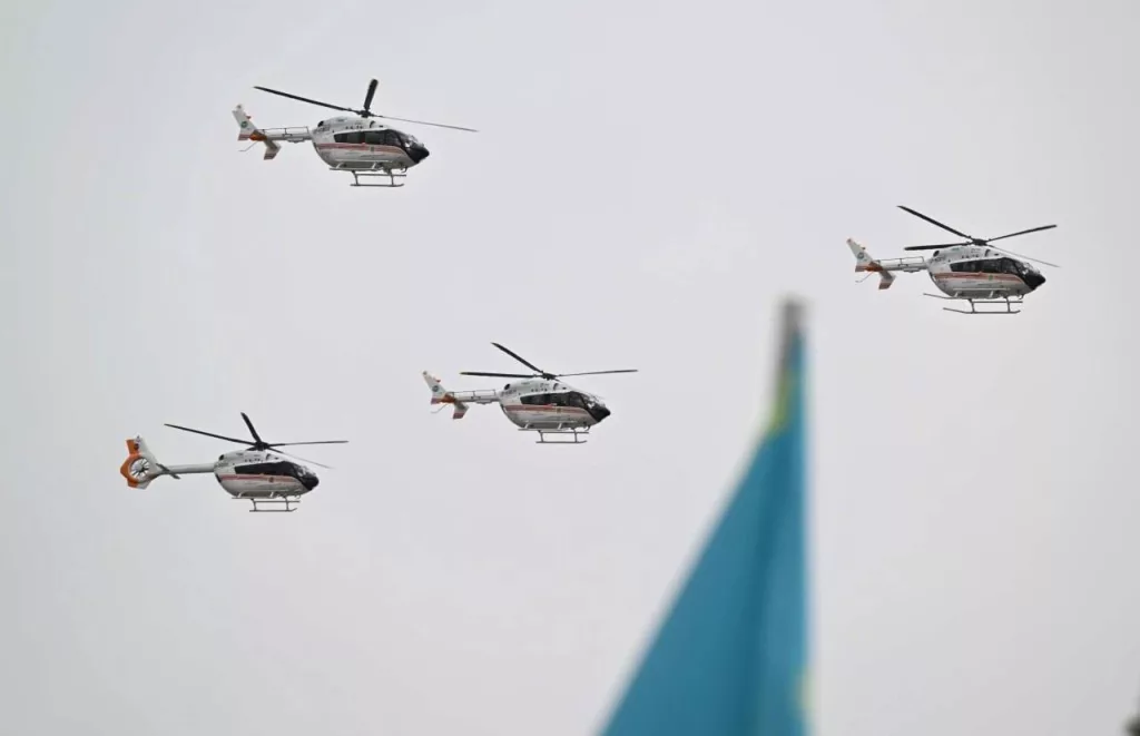 Участники вчерашнего воздушного парада в Астане