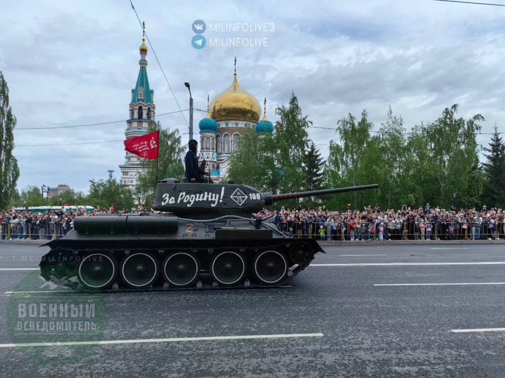 Ветеран Т-34-85, возглавляющий механизированную колонну на параде в Омске в честь 80-й годовщины Победы в Великой Отечественной войне