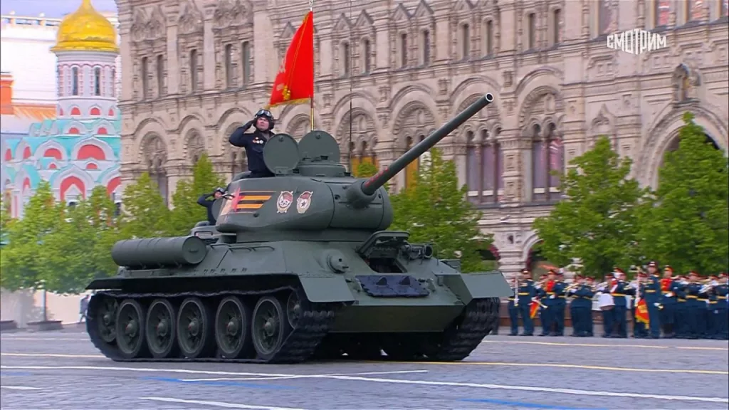 Историческая часть парада - танки Т-34-85 и самоходки Су-100