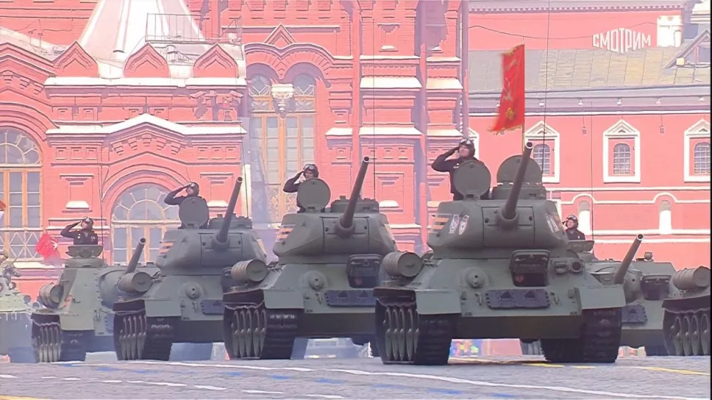 Историческая часть парада - танки Т-34-85 и самоходки Су-100