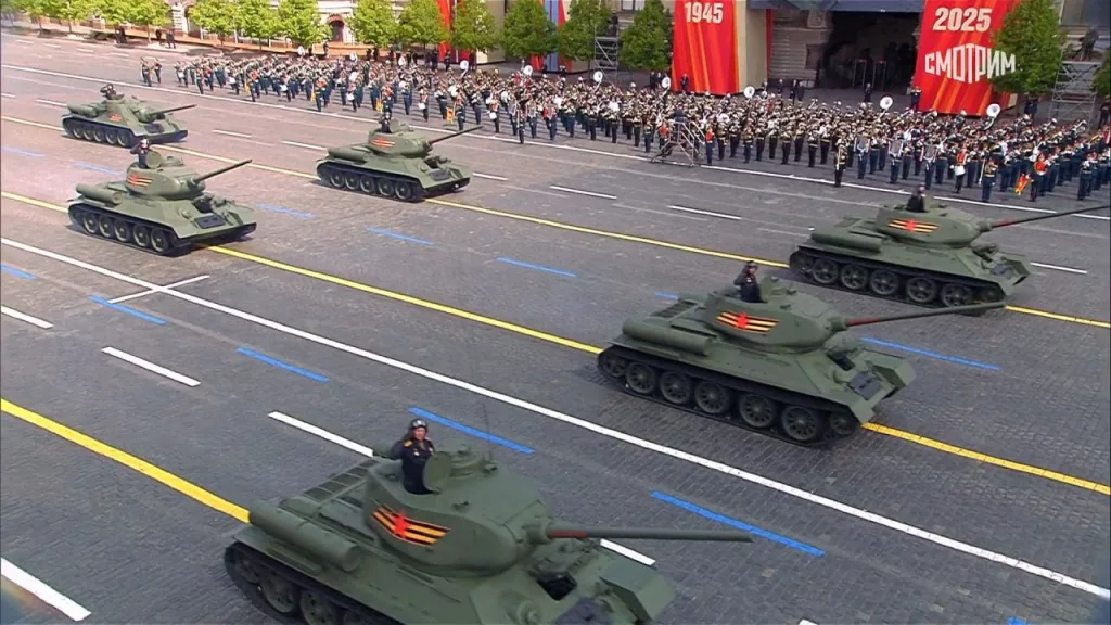 Историческая часть парада - танки Т-34-85 и самоходки Су-100