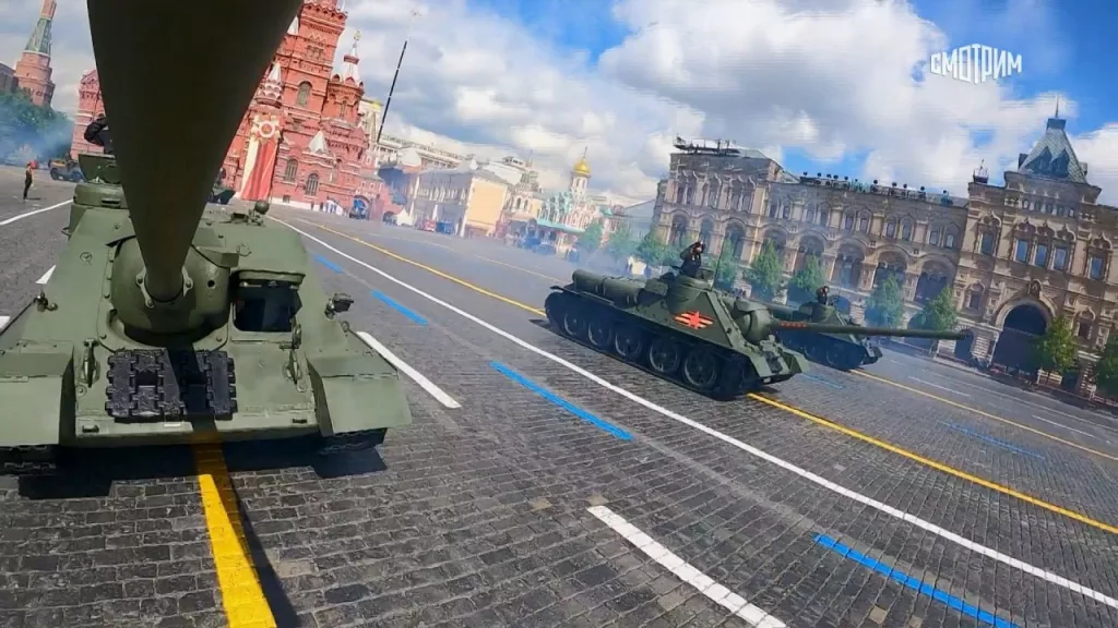 Историческая часть парада - танки Т-34-85 и самоходки Су-100