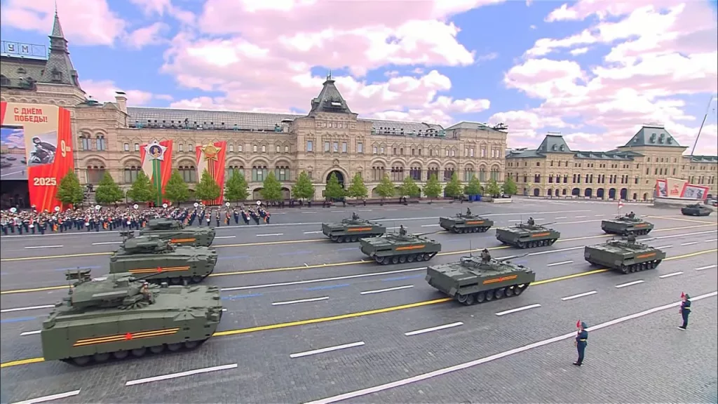Из сугубо парадной техники по Красной Площади вновь прошли БМП Б-11 на платформе "Курганец-25" и БМП К-17 на платформе "Бумеранг"
