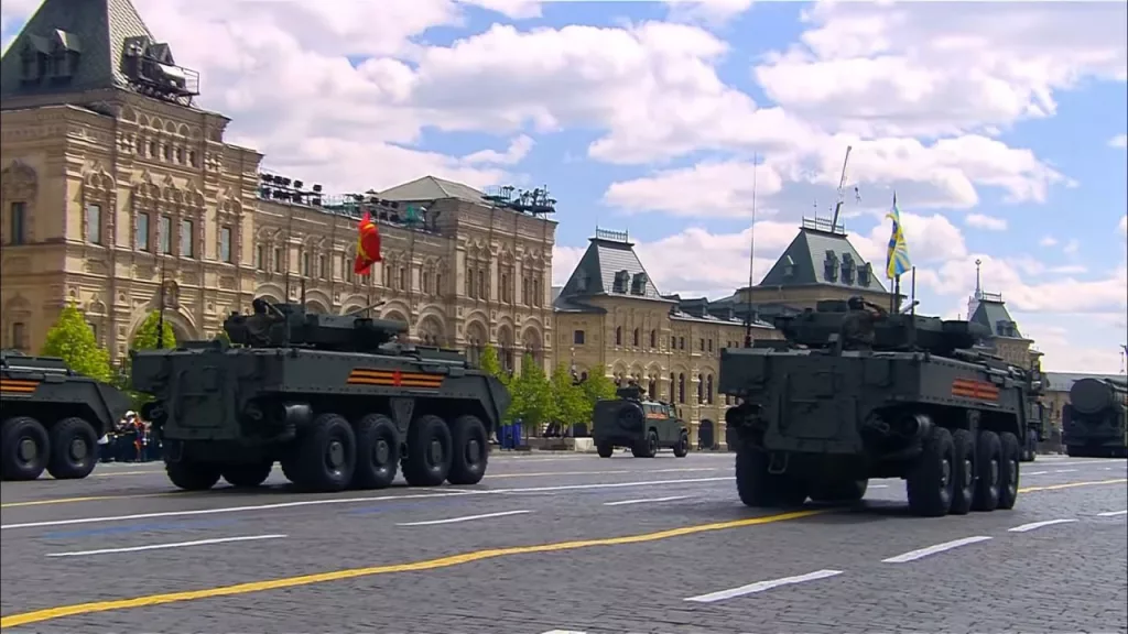 Из сугубо парадной техники по Красной Площади вновь прошли БМП Б-11 на платформе "Курганец-25" и БМП К-17 на платформе "Бумеранг"