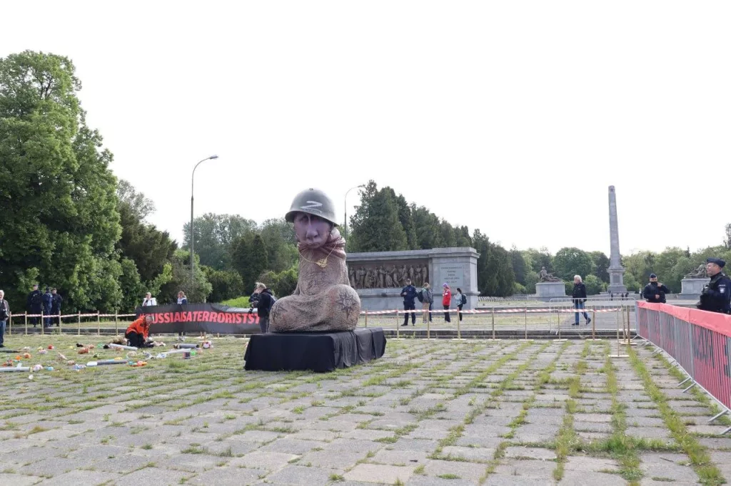 В Варшаве установили скульптуру фаллической формы прямо на советском кладбище