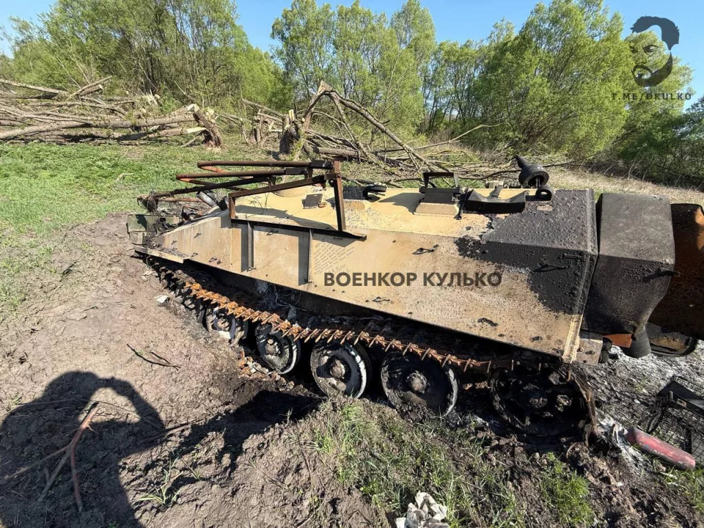 Автографы десантников на сожженном FV103 Spartan