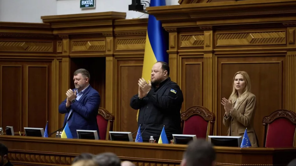 Депутаты Украины хотят больше денег: Нардепы подняли себе зарплаты, а гражданам — налоги