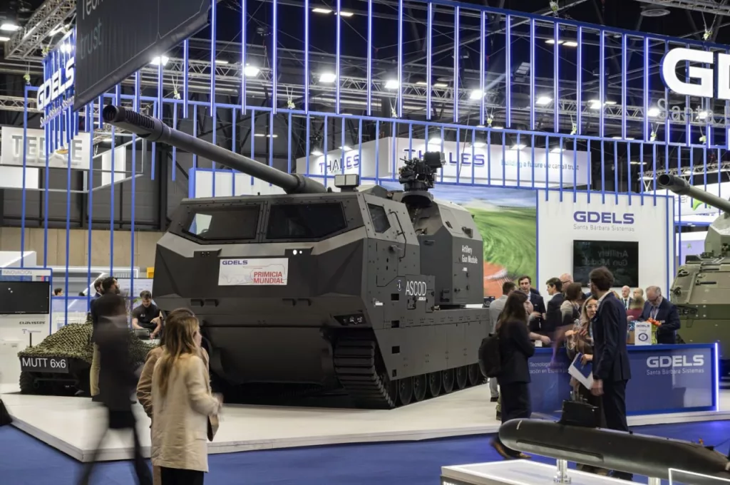 Новая 155-мм САУ Nemesis была показана испанской GDLS на выставке FEINDEF 2025 в Мадриде