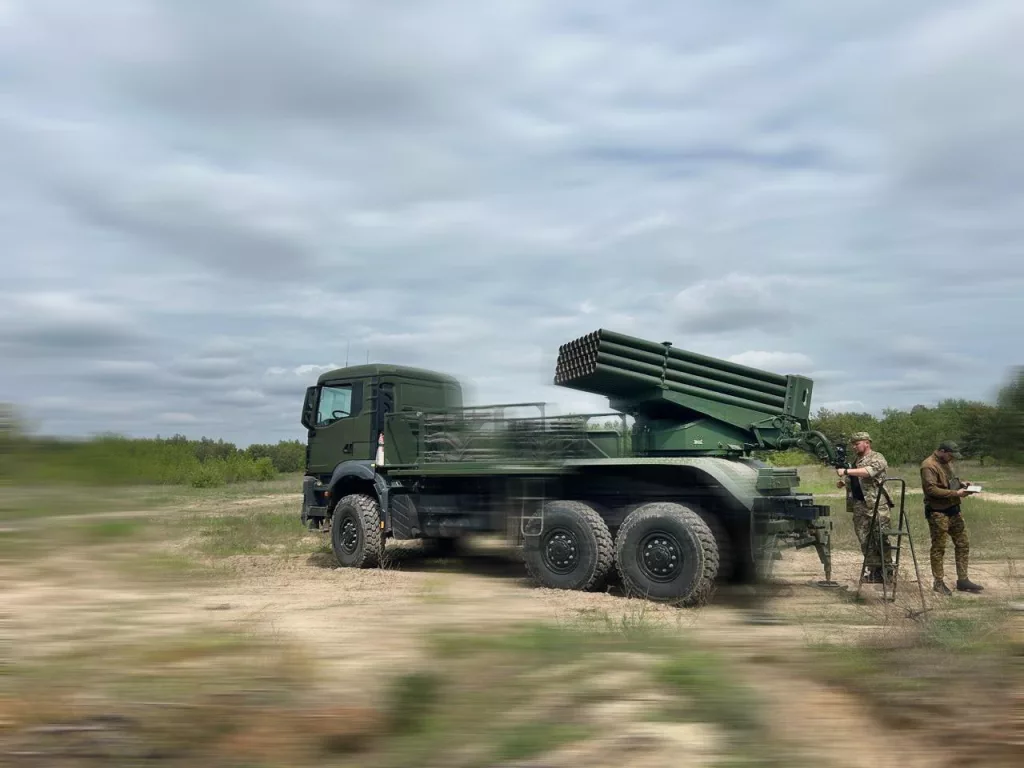 На Украине представили модернизацию РСЗО "Град" на новом шасси MAN 6x6