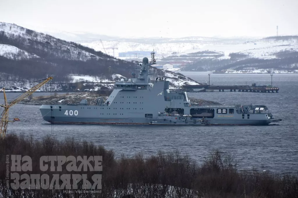 Новейший патрульный корабль ледового класса проекта 23550 "Иван Папанин" и РВК-1230 (Североморск, май 2025 г.)