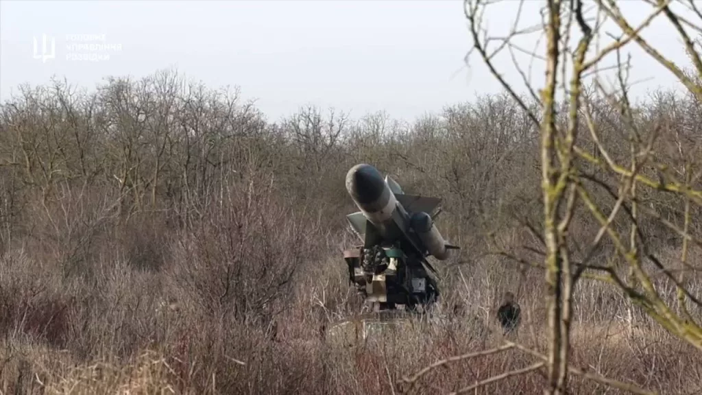 Главное управление разведки минобороны Украины в своем официальном видео показало использование зенитных ракет 5В28 из состава ЗРК С-200В/М «Вега»