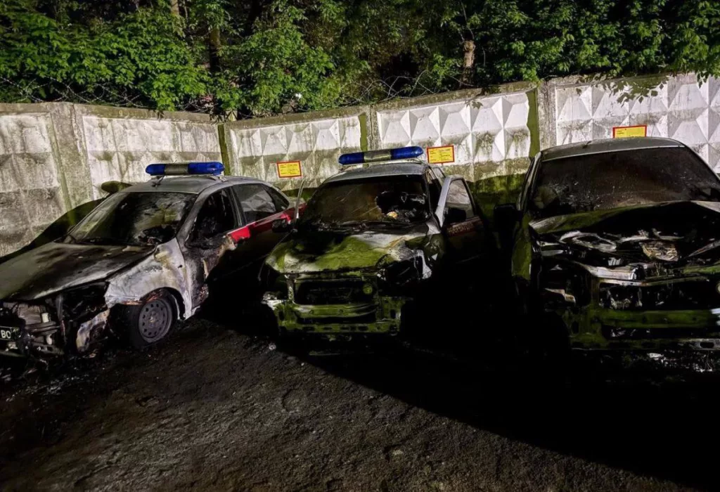 В Калуге девушка пробралась на стоянку Росгвардии и подожгла пять автомобилей